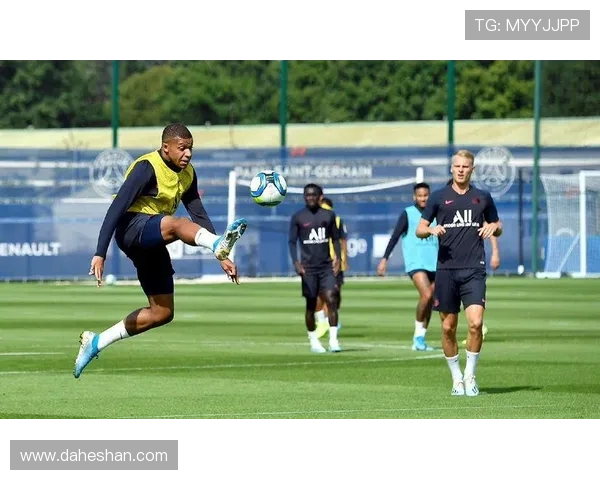 足球明星的停球技巧与训练方法解析助你提升球技与比赛表现