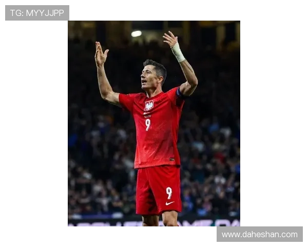 足球明星在抖音上展现精彩球技引发热潮，粉丝纷纷点赞互动热情高涨