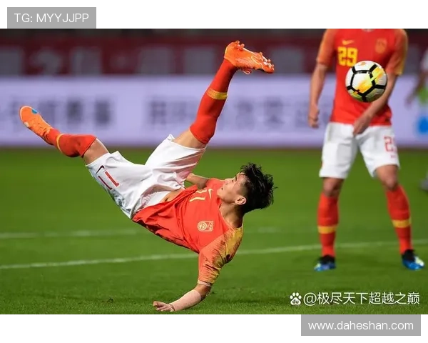 足球明星挑战拳击训练视频展现惊人力量与技巧的完美结合 足球明星挑战拳击训练视频展现惊人力量与技巧的完美结合