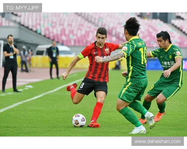 武汉足球队与南京足球队赛后分析:力量对抗与战术较量的深度探讨 武汉足球队与南京足球队赛后分析:力量对抗与战术较量的深度探讨